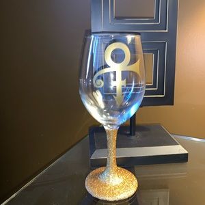 Symbol Gold Wine Glass